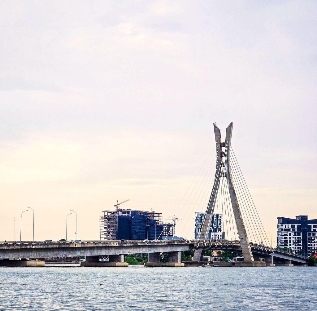 A ponte estaiada Lekki-Ikoyi sobre a lagoa de Lagos, com prédios novos ao fundo.